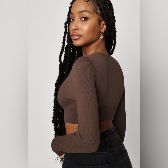 SEAMLESS DEEP PLUNGE LONG SLEEVE TEE - Picture 5 of 5